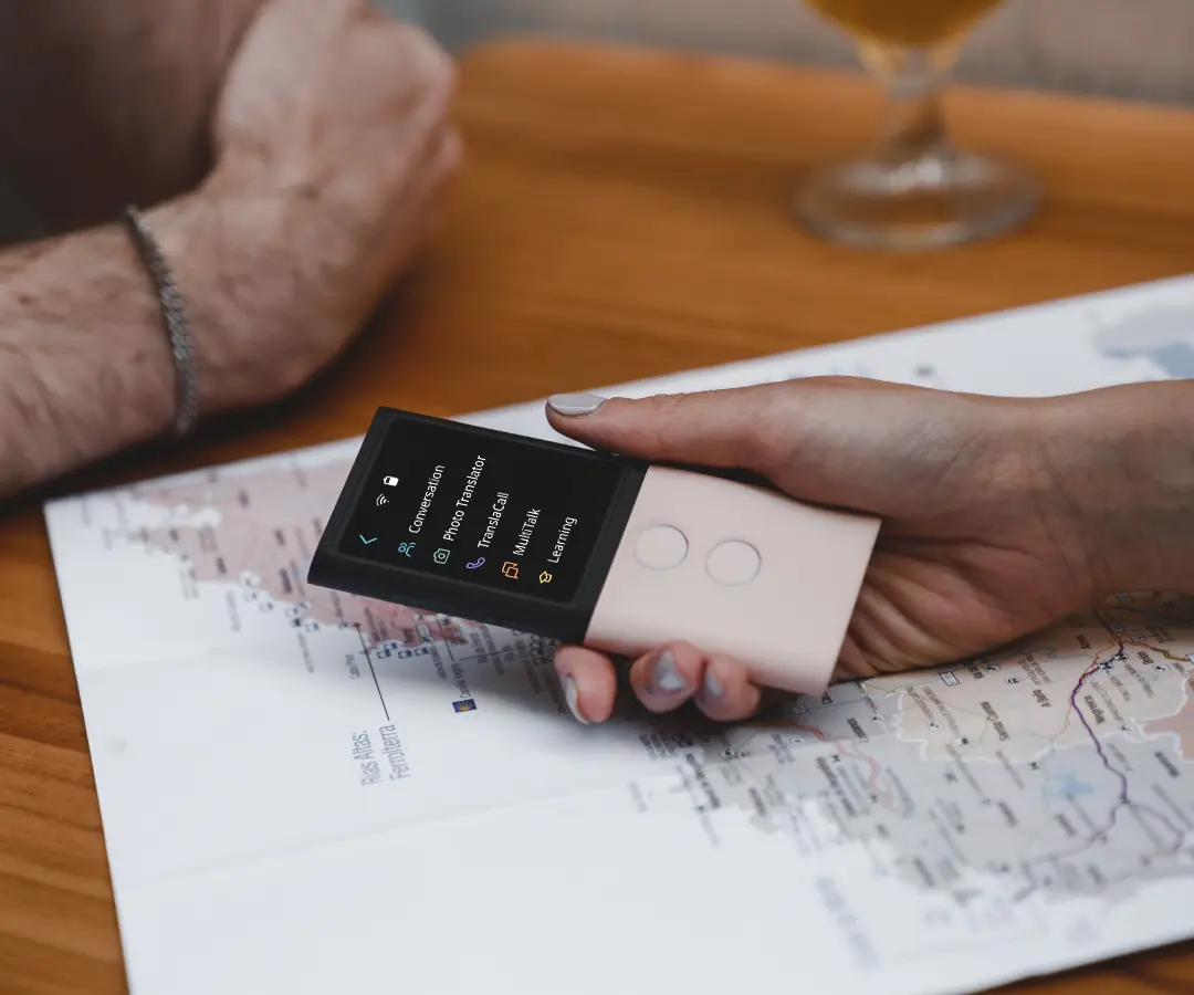 Close-up van een hand die een vertaler boven een tafel houdt met een kaart erop